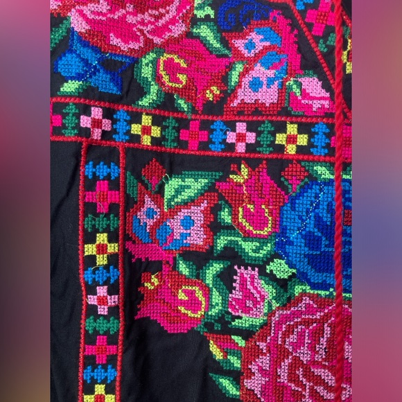 NWT Embroidered Blouse - Picture 4 of 9